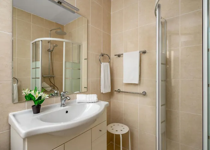 Alcornoque By Interhome בית נופש מארבלה